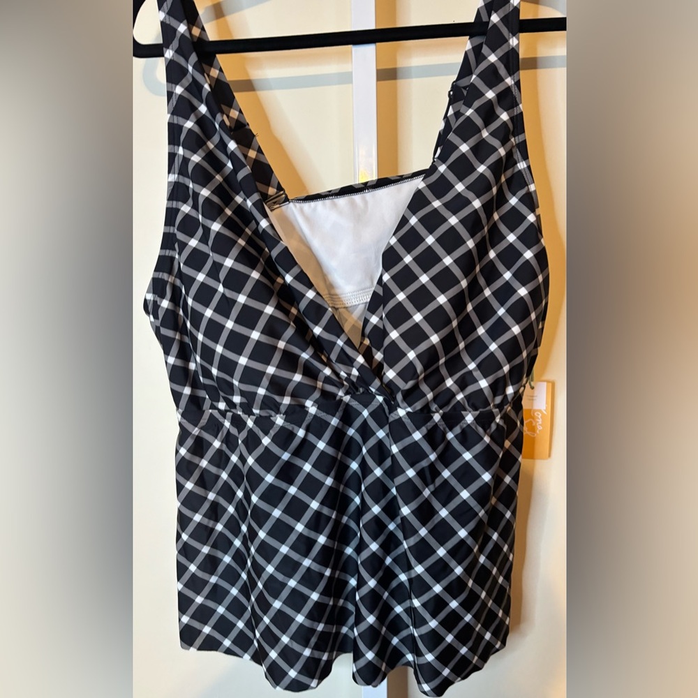Stylish Black and White Checkered Women's Cropped Tankini-size 3X